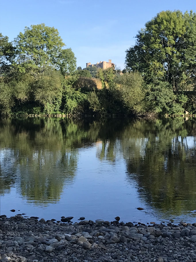 Château de Castelnau depuis la rivière Dordogne