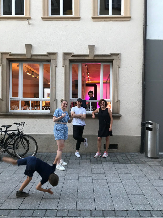 Team LAURA LATO vor dem Weinhaus Moser