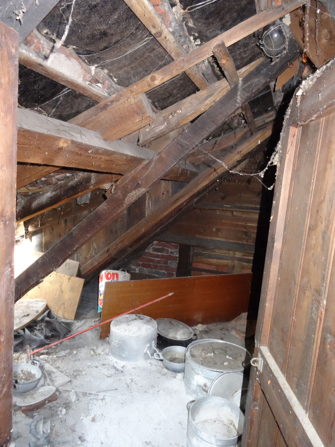 Haupthaus baufällig in allen Etagen