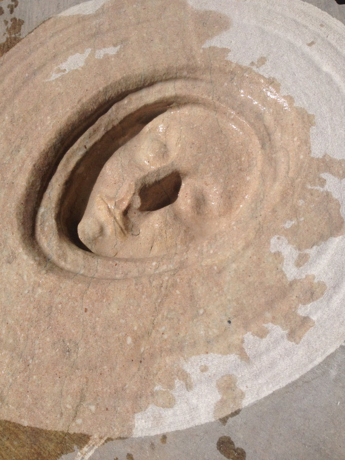Gesicht in Wasser Steinskulptur Abelina Carissima Magometschnigg