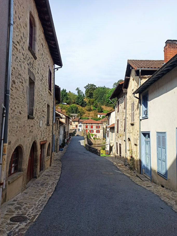 Accès au pont médiéval - Quartier du Pont-de-Noblat