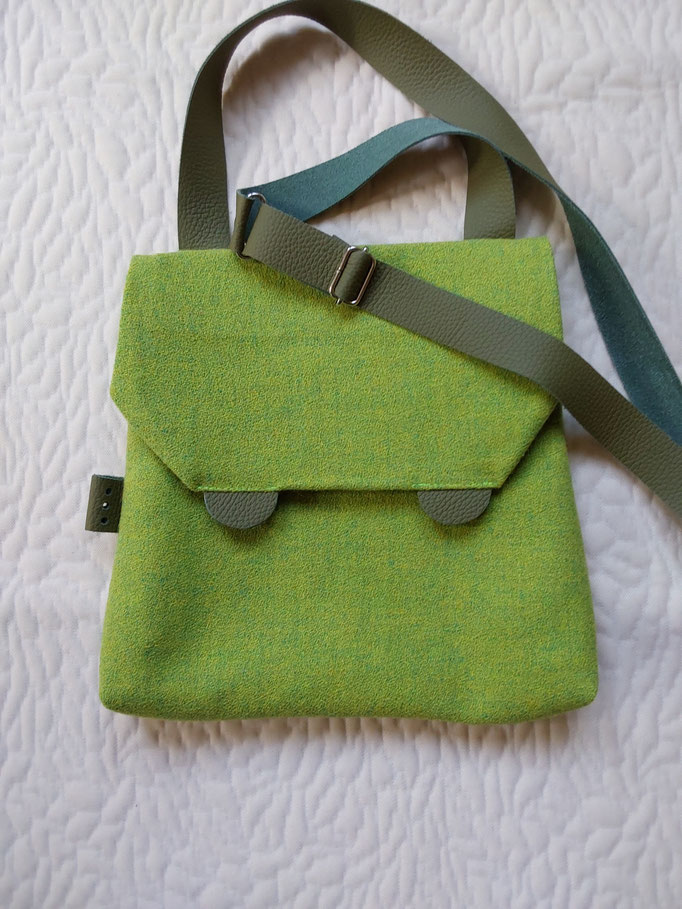 stof (b.28cm x h. 28cm) sluit met rits. verstelbare schouderband €60,--