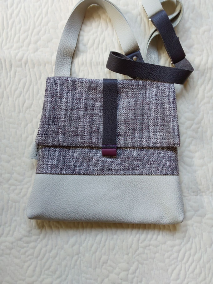 3. stof/leer (b.30cm x h.30cm) sluit met rits. verstelbare schouderband. €70,--