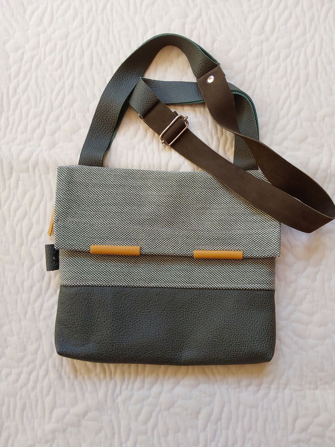  stof/leer (b.28cm x h.24cm) extra voorvak. sluit met rits. verstelbare schouderband. €75,--
