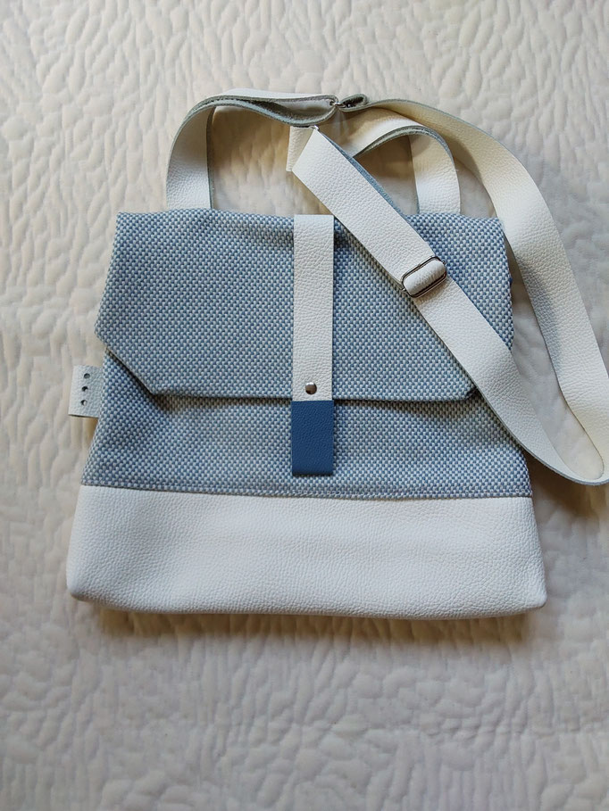 stof/leer (b.31cm x h.29 cm) sluit met rits. verstelbare schouderband € 70,--
