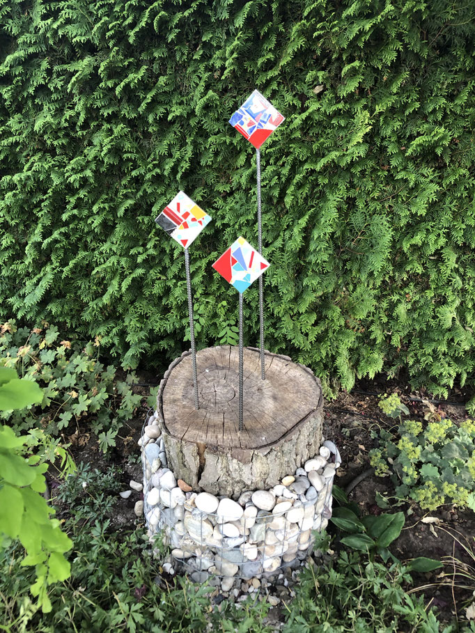 Gartenstecker, Mosaik 10x10 auf Stahl mit Holzsockel