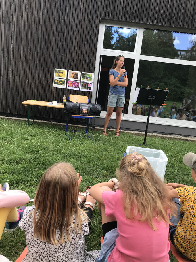 Saskia Wolf begrüßt alle Gäste zur Sommerparty