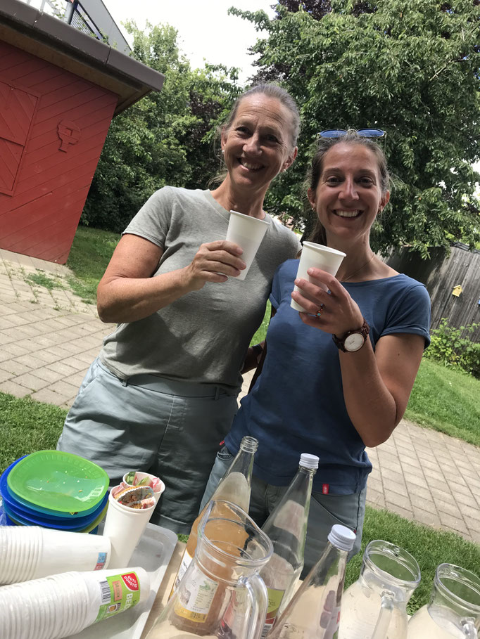 Saskia Wolf und Lehrerin Frau Lutz freuen sich über den gelungenen Abschluss