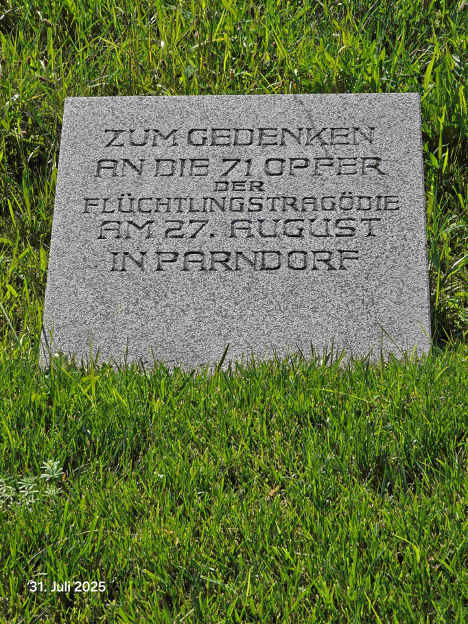 Grab von 2 Toten und Gedenkstein an die 71 toten Flüchtlinge v. 21.8.2015 in Parndorf (07_2025)