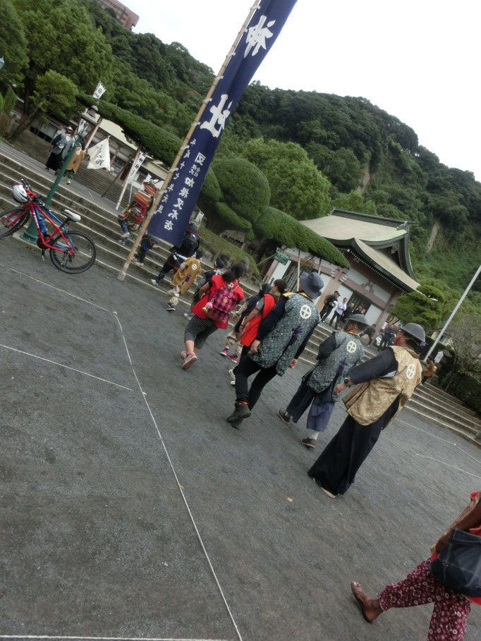 続々と人々が集まってきます。