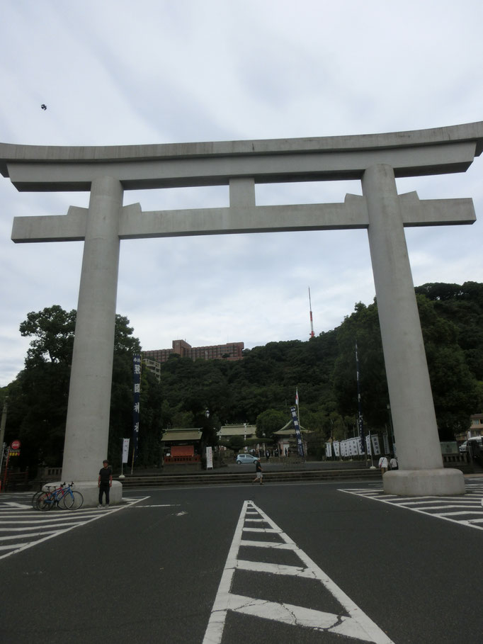 照国神社　鳥居前