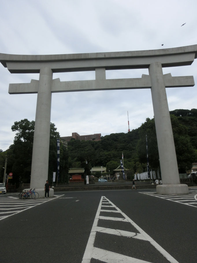 照国神社　鳥居前
