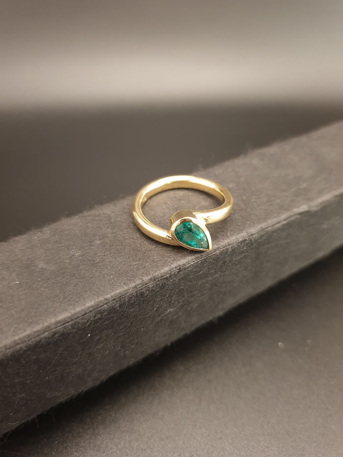 Ring, 750 Gelbgold mit Smaragdtropfen