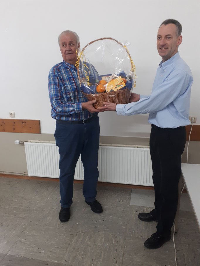 Wolfgang Ritgarn erhielt als Dankeschön für seine langjährige Tätigkeit als Spartenobmann für Sittiche und Exoten einen Präsentkorb vom LV.