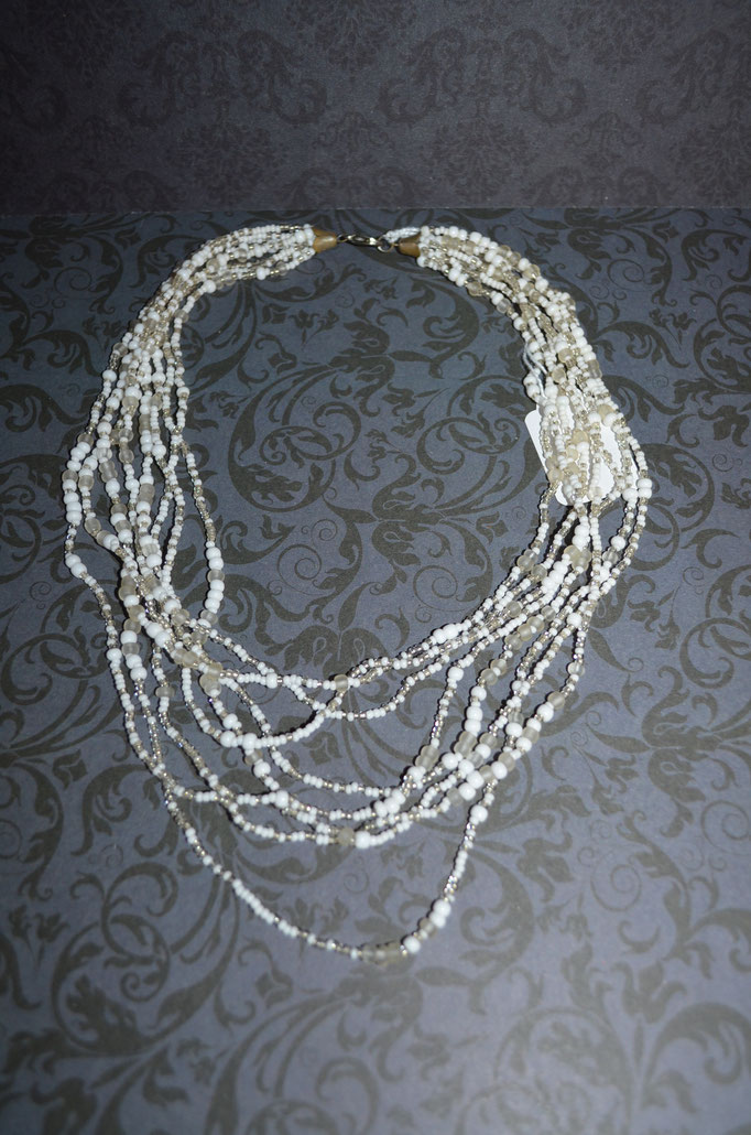 mehrreihige Perlenkette aus Kunststoff Perlen. Ab etwa 1990er Jahre. Preis: 4,00 €