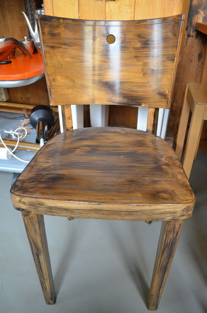 Holz Stuhl, Industrial Style, der von mir bewusst so renoviert wurde, dass es wie ein Ölanstrich aussieht, ist aber normale Lackfarbe. Preis: VB 39,90 €