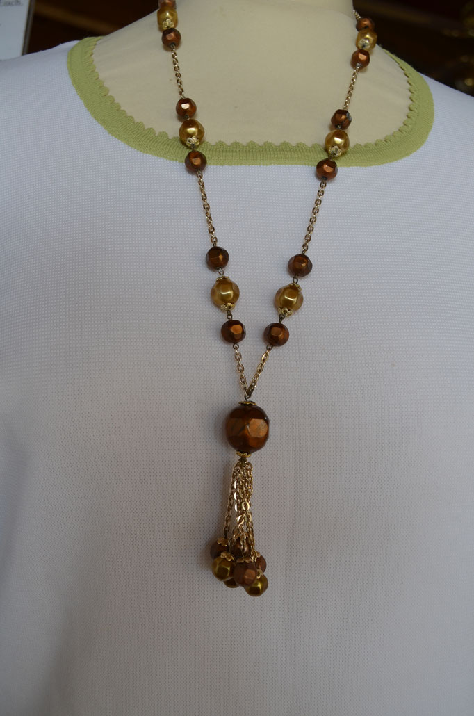 Y-Kette mit Kunststoff Perlen in verschiedenen Brauntönen und dazwischen mit Goldfarbigen Kettchen. Etwa 1960er/1970er Jahre. Preis: 4,50 €