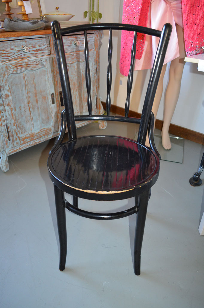 älterer Bistro Stuhl aus Holz. Stabil, aber mit etwas Farbabrieb. Preis: VB 35,00 €