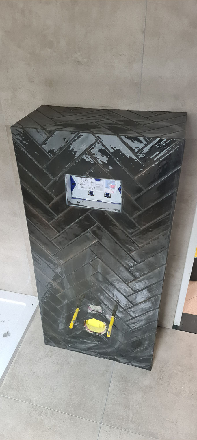 BTK Tegelzetters Venlo - toilet betegelen in visgraat patroon - volledig in verstek en doorlopend - te Venlo