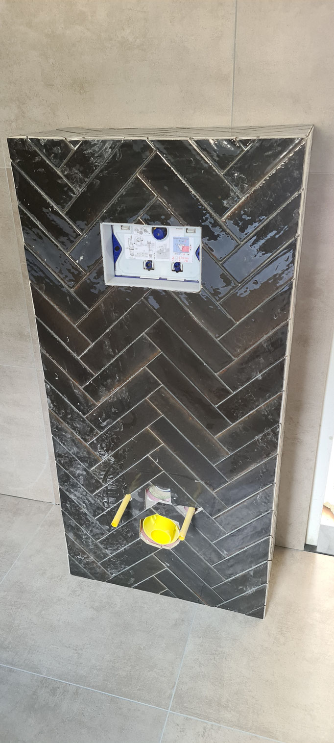 BTK Tegelzetters Venlo - toilet betegelen in visgraat patroon - volledig in verstek en doorlopend - te Venlo