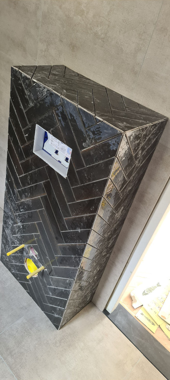 BTK Tegelzetters Venlo - toilet betegelen in visgraat patroon - volledig in verstek en doorlopend - te Venlo