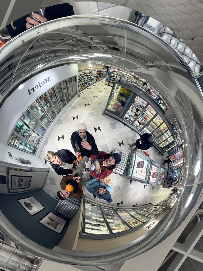Bild von Silvester beim Einkaufen mit Robert, Dominik, Elias und Rena.