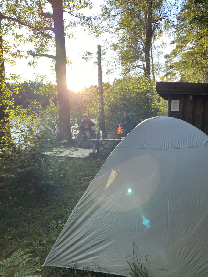 Bei einem Campingausflug.