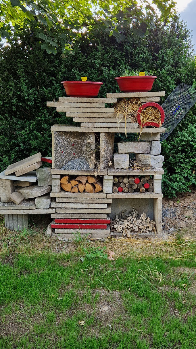 Großes Insekten- und Kleintierhotel