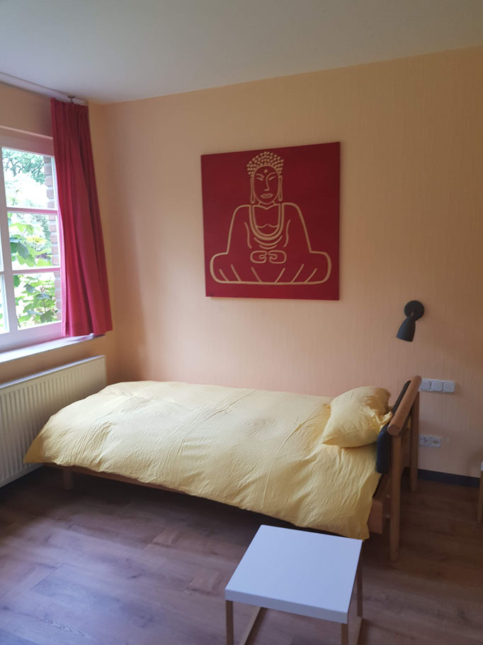 Schlafzimmer, Buddhabild, Blick zur Natur