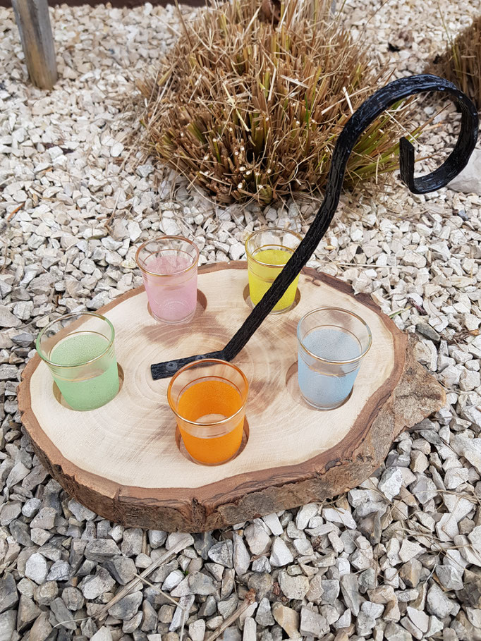 Schnapsbrett (Nr. 39) aus Baumscheibe mit 5 Gläser (Original Retro aus den 70zigern) und Griff -Geschenkidee- verfügbar im Shop !