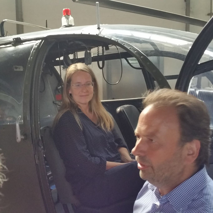 Gabi im Hubschrauber-Cockpit
