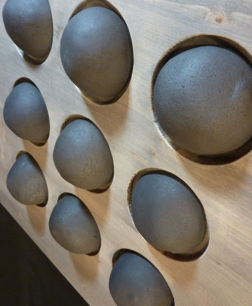 9 boules grès noir sur bois teinté - 50cm x 50cm