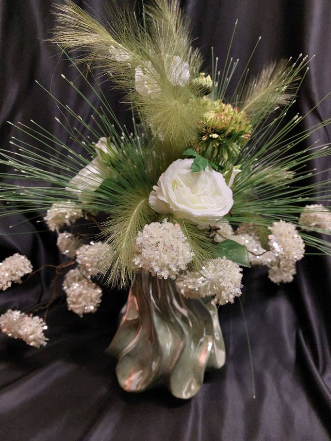  Groen vaasje middelmaat, feestelijk opgemaakt . kleur groen en wit.  hoogte 55cm.Prijs €79
