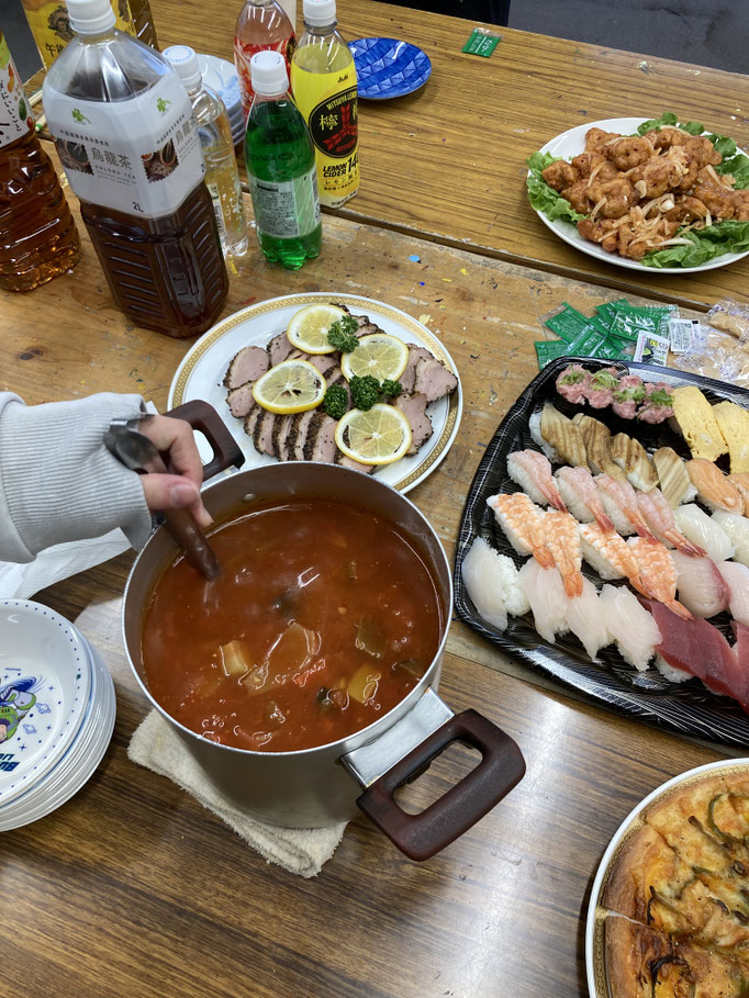 料理は研究所と同じビル１階にあるカフェ七里屋さんで今年もお願いしましたー　ピザ、唐揚げ、春巻き、ローストポーク、ミネストローネ　若者が好きなものばかりだー笑