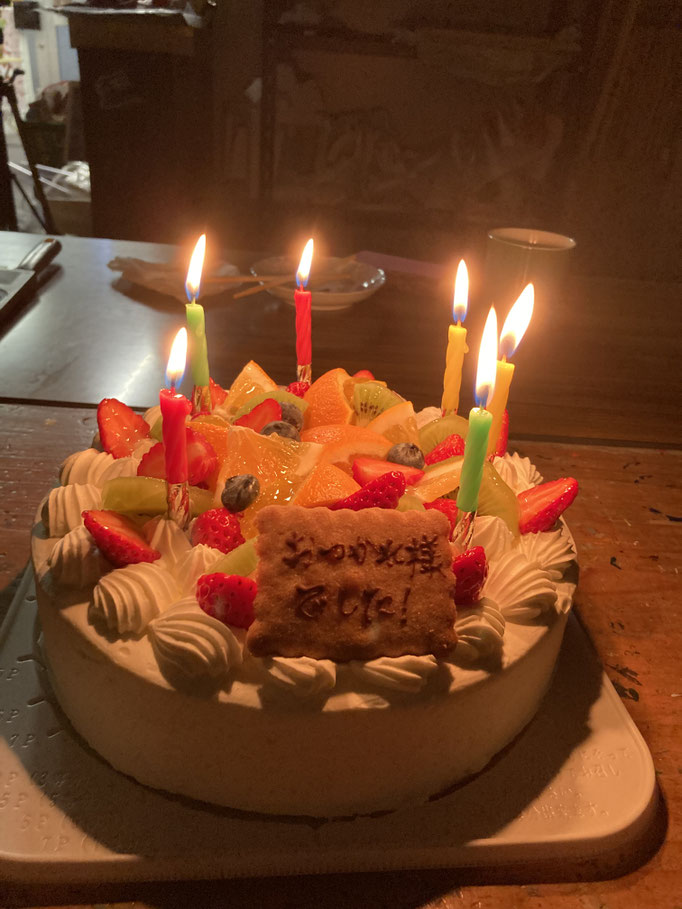 今年のお祝いケーキはマロンさんのデコレーションケーキ！