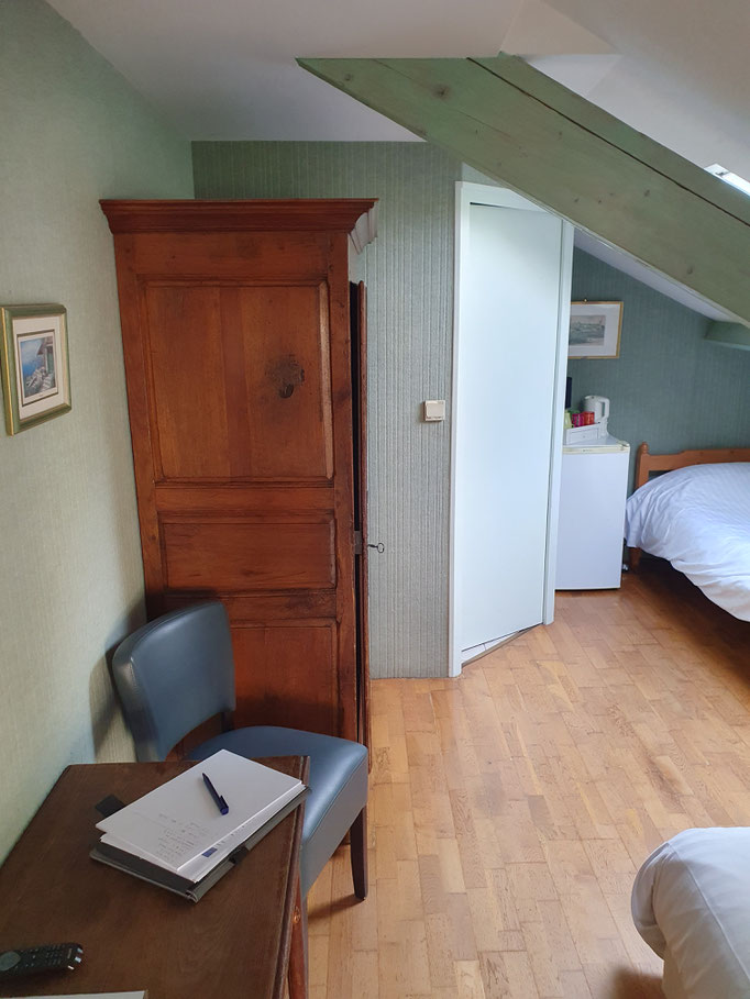 Avant : Chambre Mi, poutre verte et moquette sur le mur