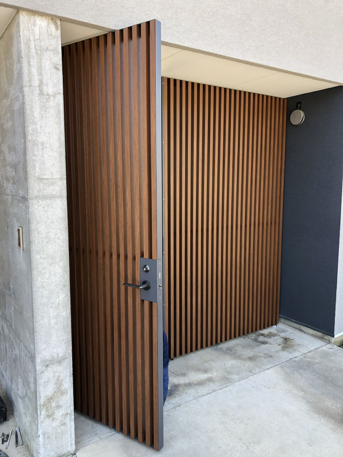 建物高に合わせた門扉