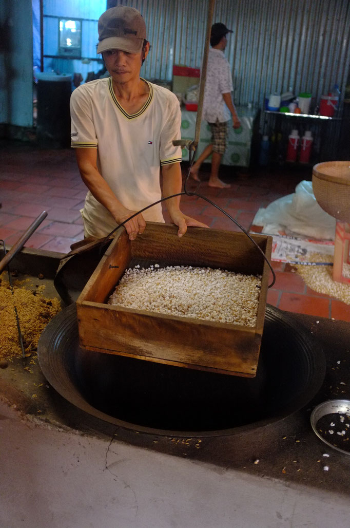 Making of rice crackers