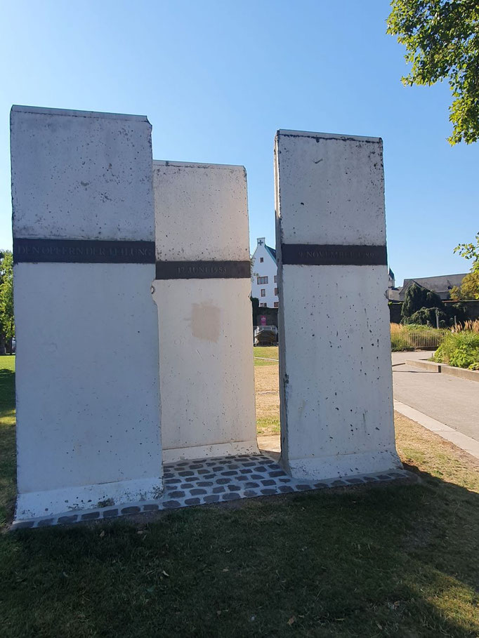 Mauerreste als Gedenksteine an die Opfer der Teilung