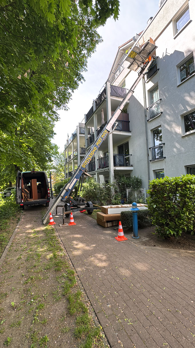 Sicherer Möbeltransport mit Außenlift – Umzugshilfe und Entrümpelung ohne Treppenhausschäden