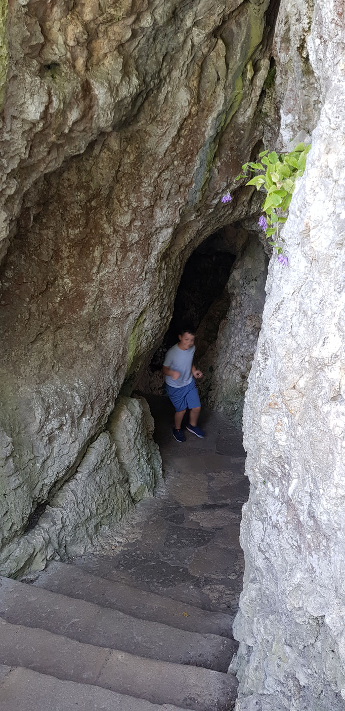 petit tunnel dans le chateau pour accéder au belvédère