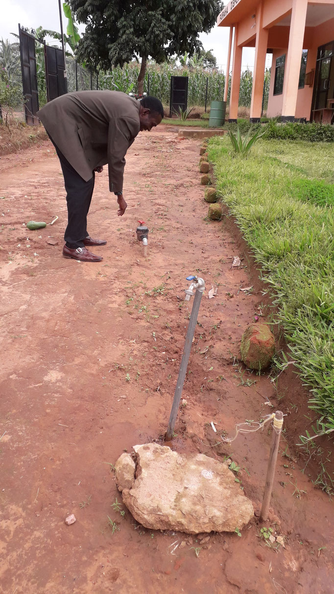 In der Gesundheitsstation Kalinzi ist vom Statt inzwischen auch eine Wasserleitung gelegt worden