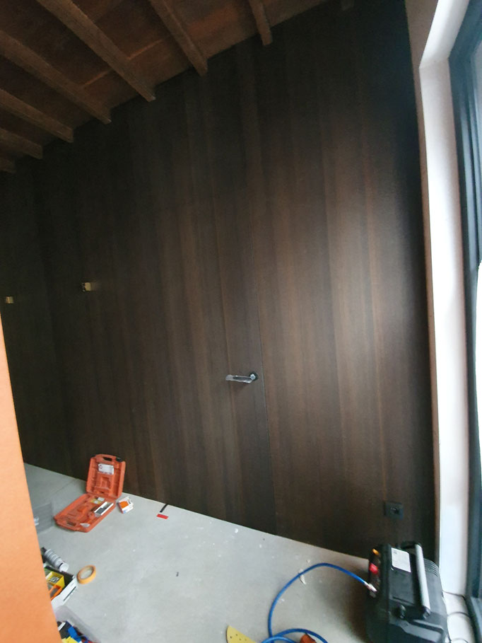 Wand met deur gesloten