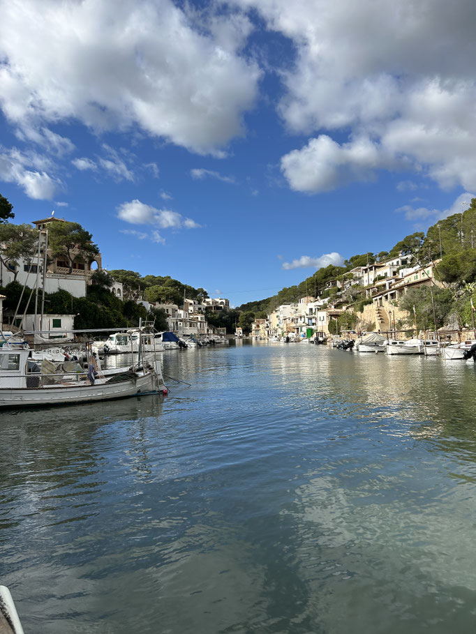 Hafen in La Figuera und Fußweg in den Ort