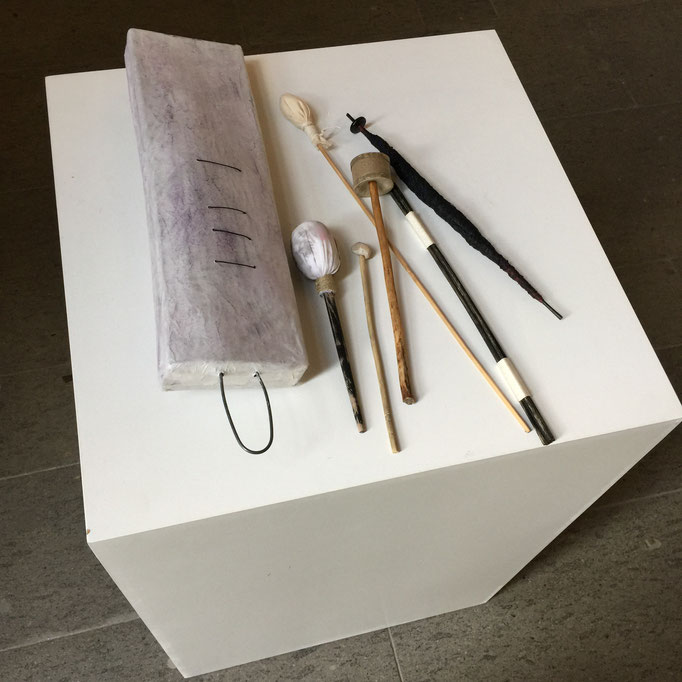 Schlagschachtel. Papierobjekt. 35 x 10 x 4 cm, mit Stöcken.