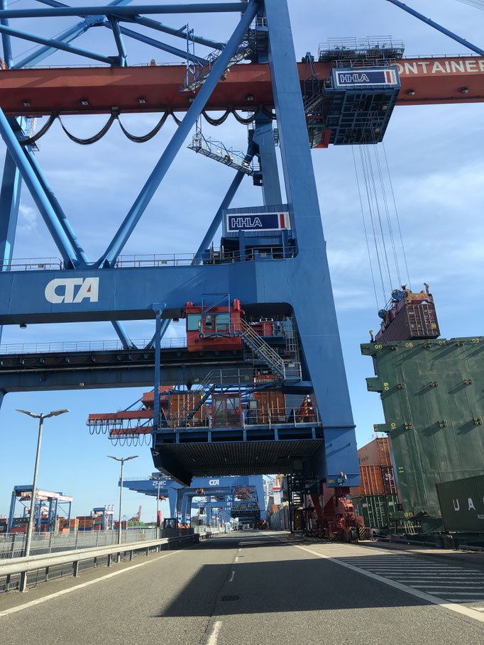 husbandry attendance of container vessels calling the port of Hamburg