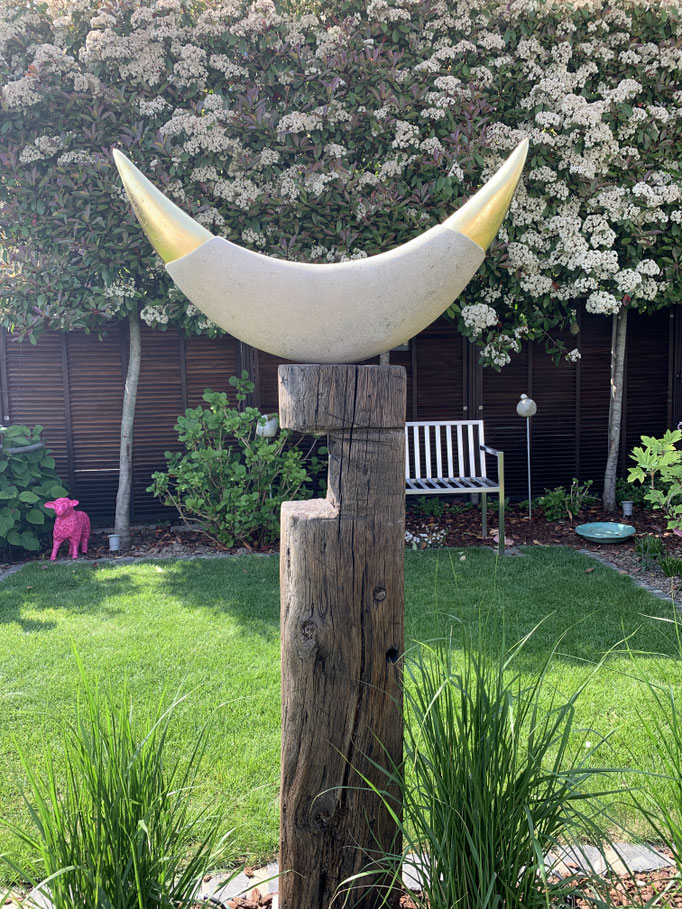 Vergoldete Skulptur im Garten