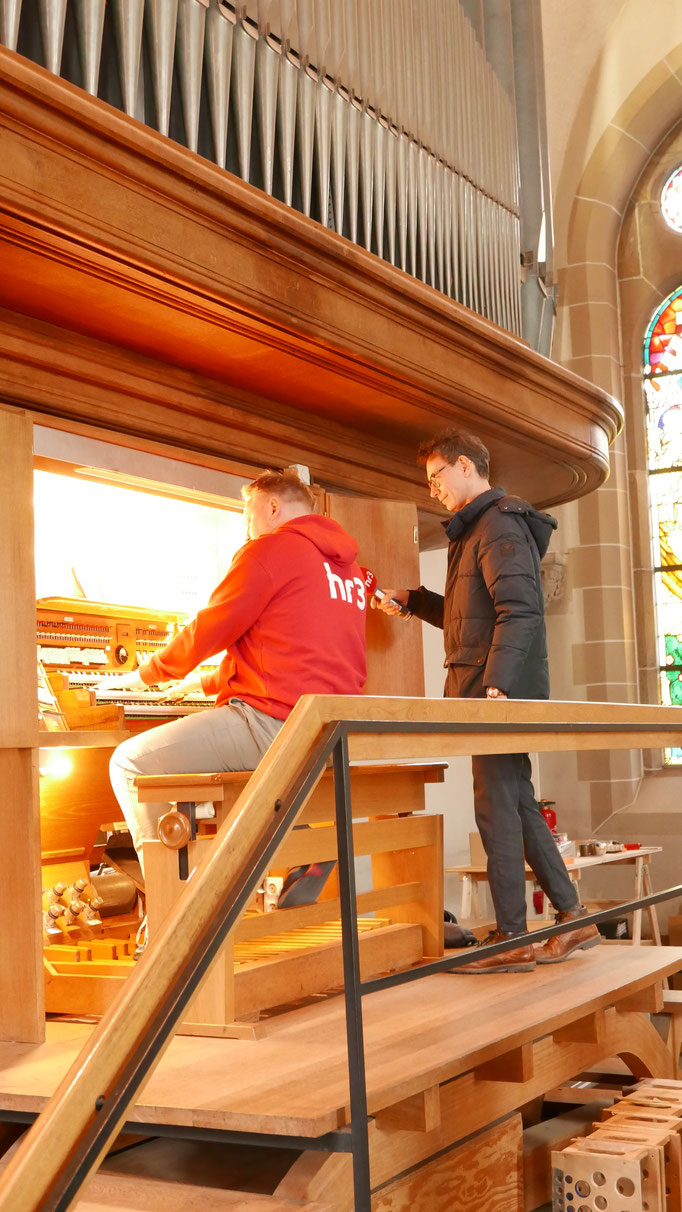 22.4.: HR3-Reporter Jonas Schulte an der alten Orgel der Dankeskirche  (c) V.Gräfe