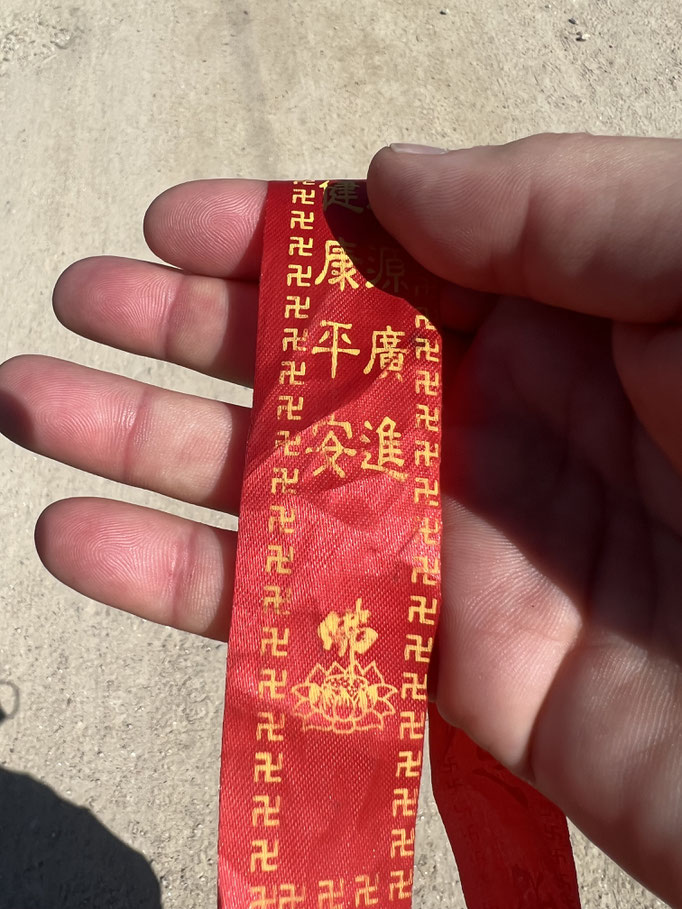 habe ich gefunden und mitgenommen, ist sowas wie das Rote Kreuz in China