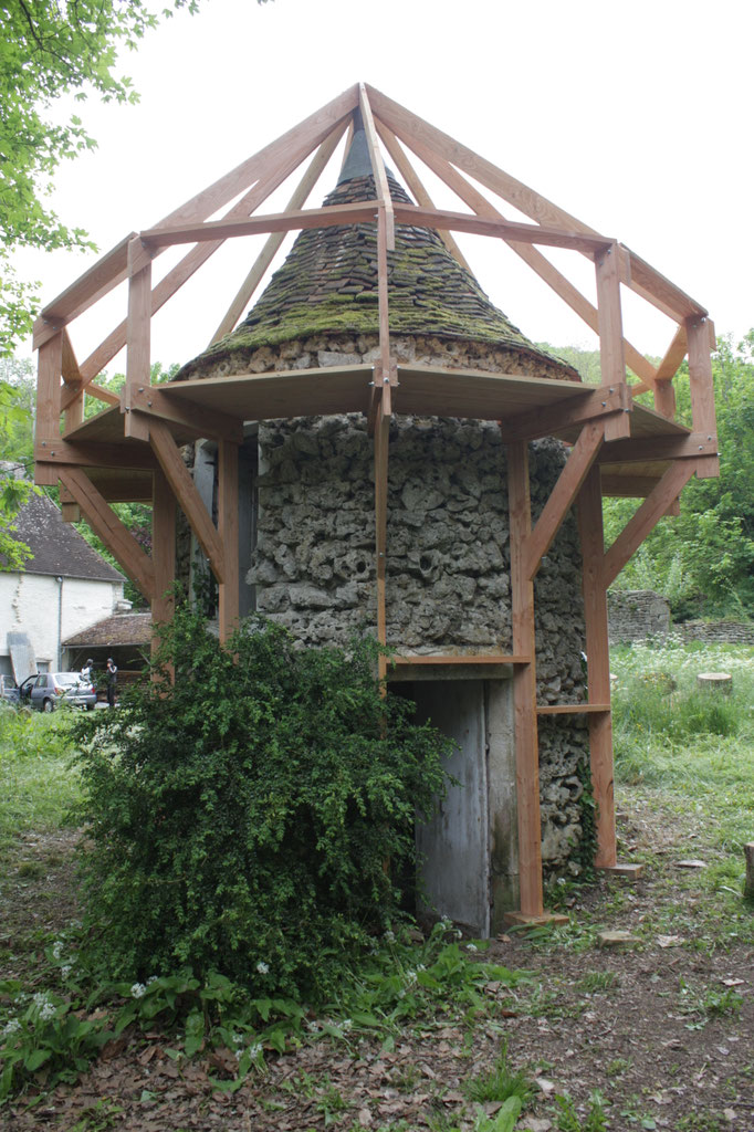 Métamorphose (Néguentropie), sculpture in-situ, bois de douglas, 650x250x250cm, 2023. "La création de cette oeuvre a été lauréate ex-aequo du Prix Jeunes Talents Côte d'Or - création contemporaine 2022, et a bénéficié d'une aide du conseil départemental  